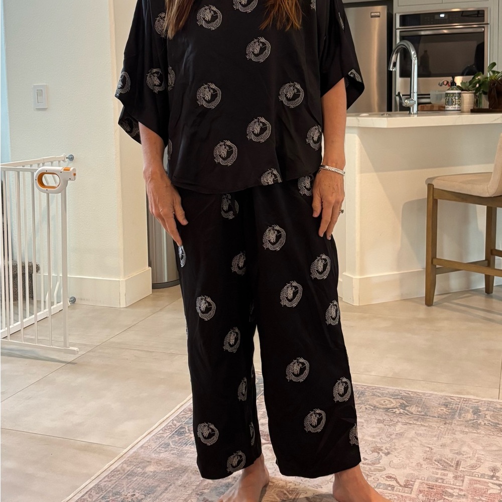 Natori lounge set Black with White Pattern - Picture 2 of 3